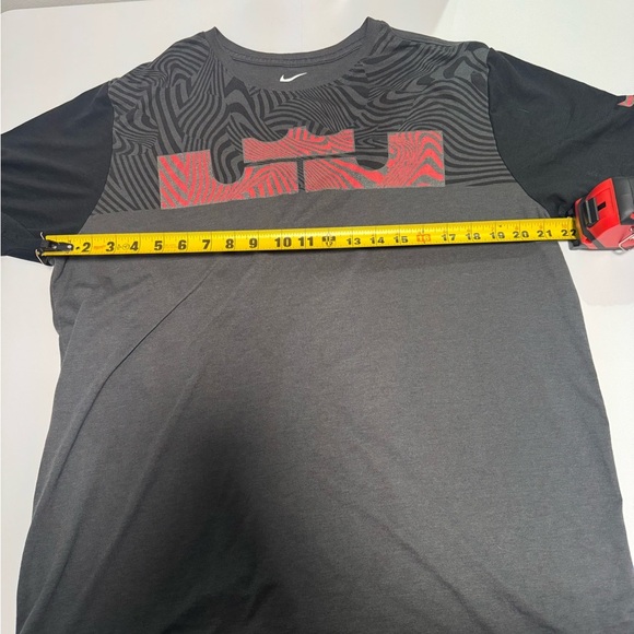 Nike Gray and Black Short Sleeve Tee - Picture 4 of 10